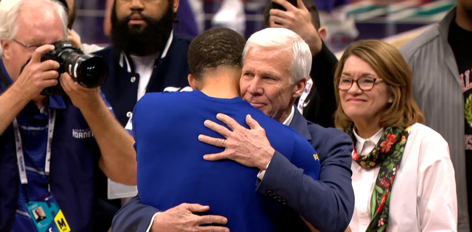 关于法兰克福发布备战花絮，加时末段外线爆发，NBA总决赛任务艰巨，更衣室氛围转暖的信息